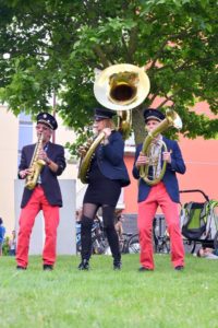 Karembol est une mini fanfare qui intervient en trio pour jouer un répertoire de fanfare des Balkans ordinairement conçu pour un groupe de huit à douze musiciens.L’énergie ''fanfaristique'' est toutefois bien là, ces trois protagonistes développant un son homogène et suffisamment puissant pour provoquer d’irrésistibles fourmillements au niveau des pieds : c’est dansant!Il y en a aussi pour les oreilles, la formule en trio acoustique permettant le grand écart entre musique de rue et musique de chambre, les musiciens respirent ensemble et c’est une fascinante symbiose cellulaire.Inutile de décoder mathématiquement les mesures composées, laissez-vous aller à la puissance évocatrice de cette musiques ancestrale et actuelle, venez faire la fête!Ces musiciens professionnels interviennent pour vos événements : soirée entreprise, mariage, cocktail, vin d'honneur, animation... Le répertoire conviendra parfaitement à tous vos événements.