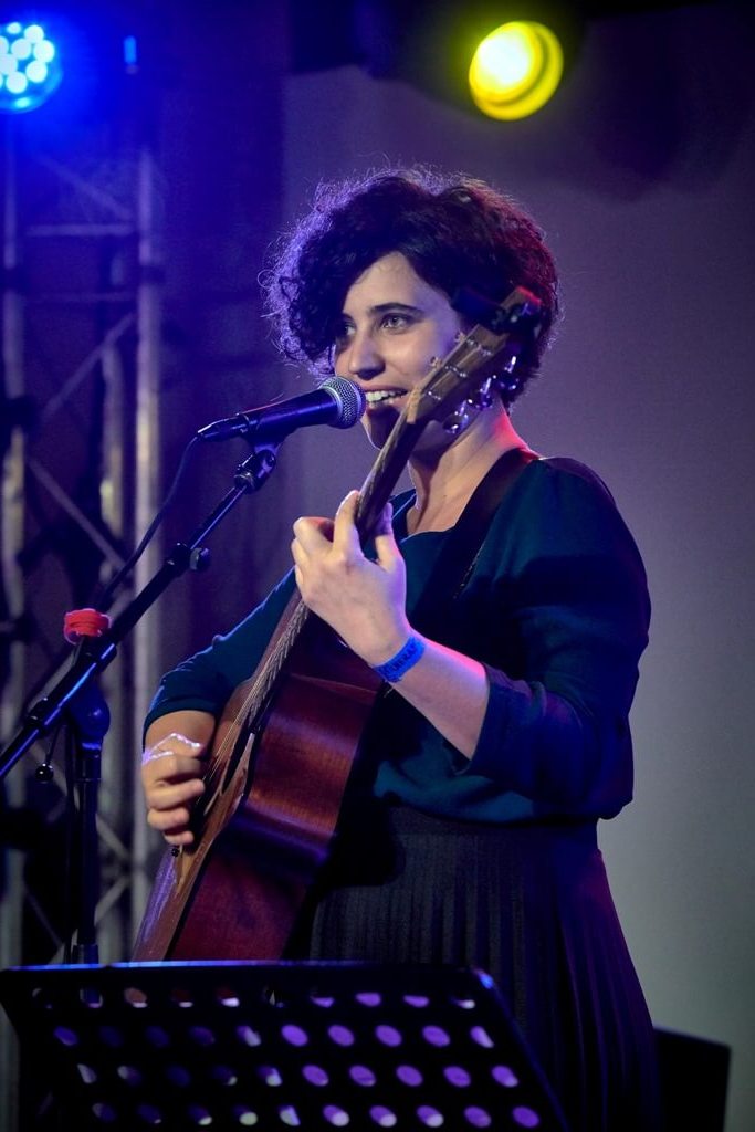 Chanteuse de reprises pop rock solo-guitare-chant-pop-rock