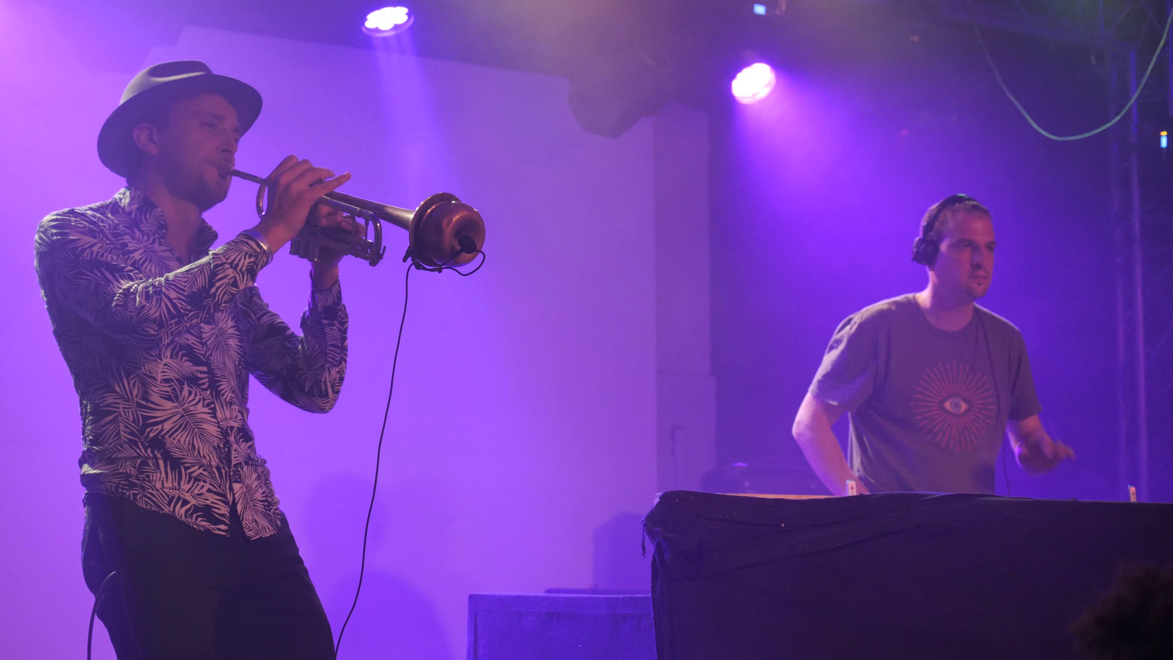 Trompette, live session, animation soirée, trompet show, electro live, lille, hauts de france, jlbprod, DJ, trompet performer, wedding music, musique soirée mariage