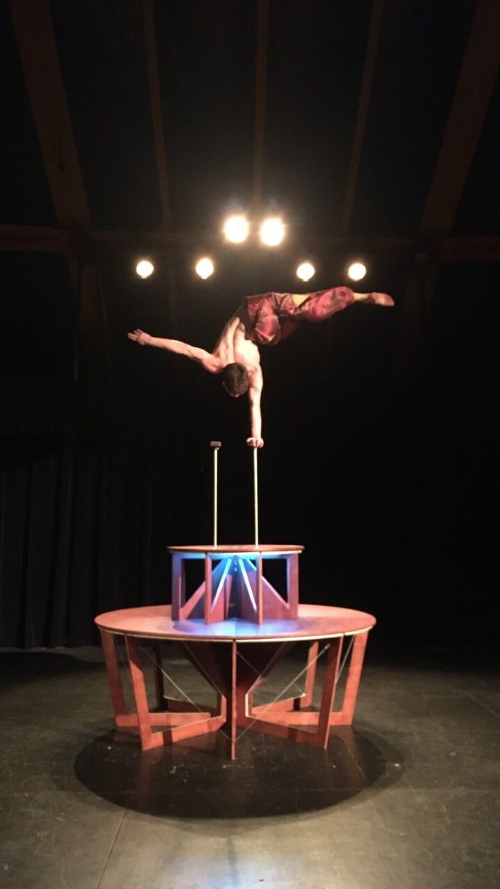 Numéro de canne en equilibre pour vos evenements paris ile de france JLB prod