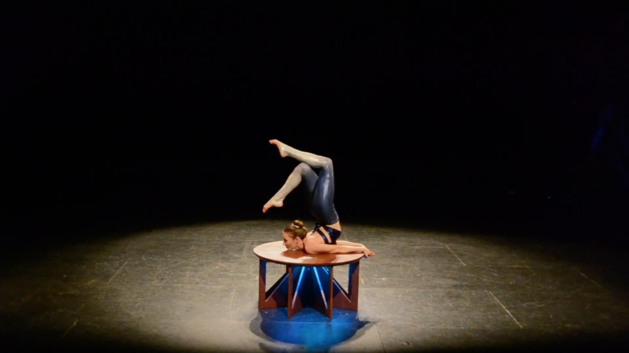 numéro solo contorsion au sol pour evenement soiree cocktail paris ile de france