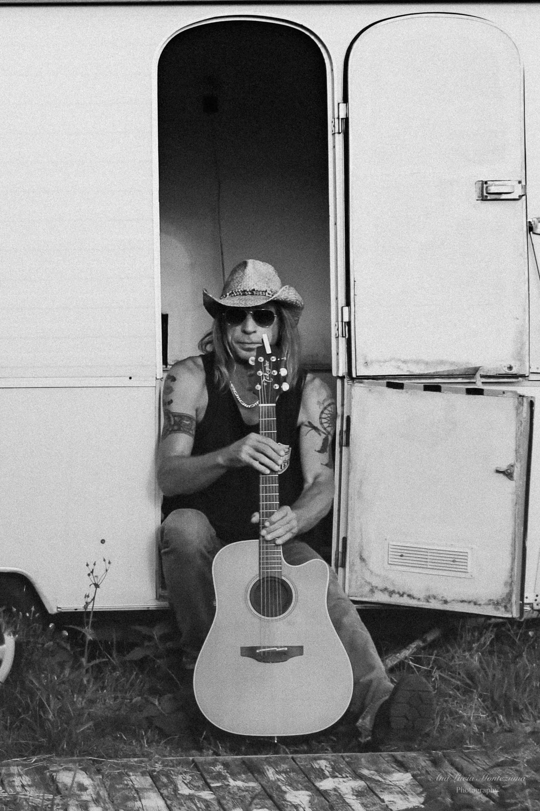 Zak Perry - Auteur-compositeur-interprète texan - Waking Up The Vultures Album Cover