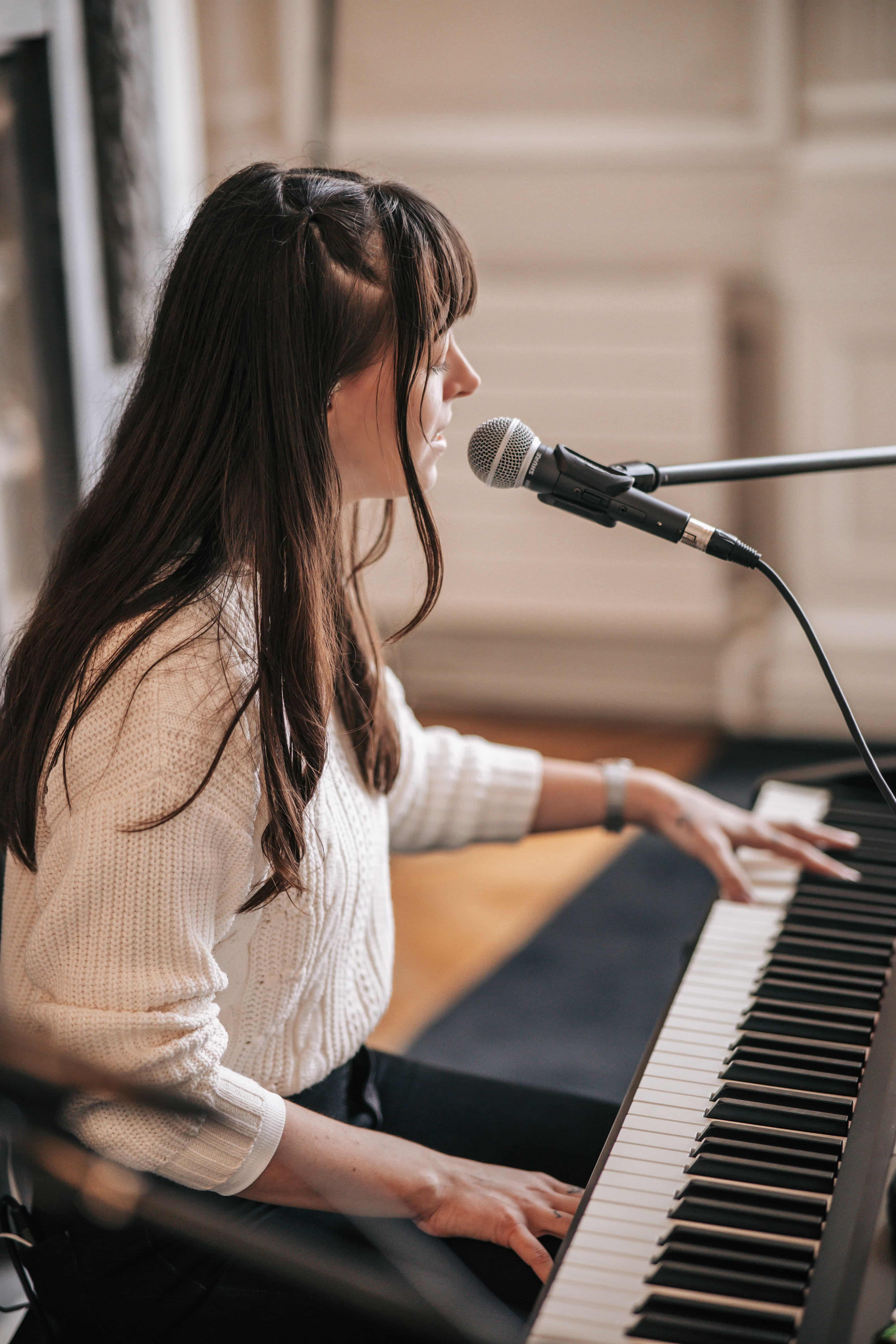 Une voix féminine douce pour accompagner la cérémonie