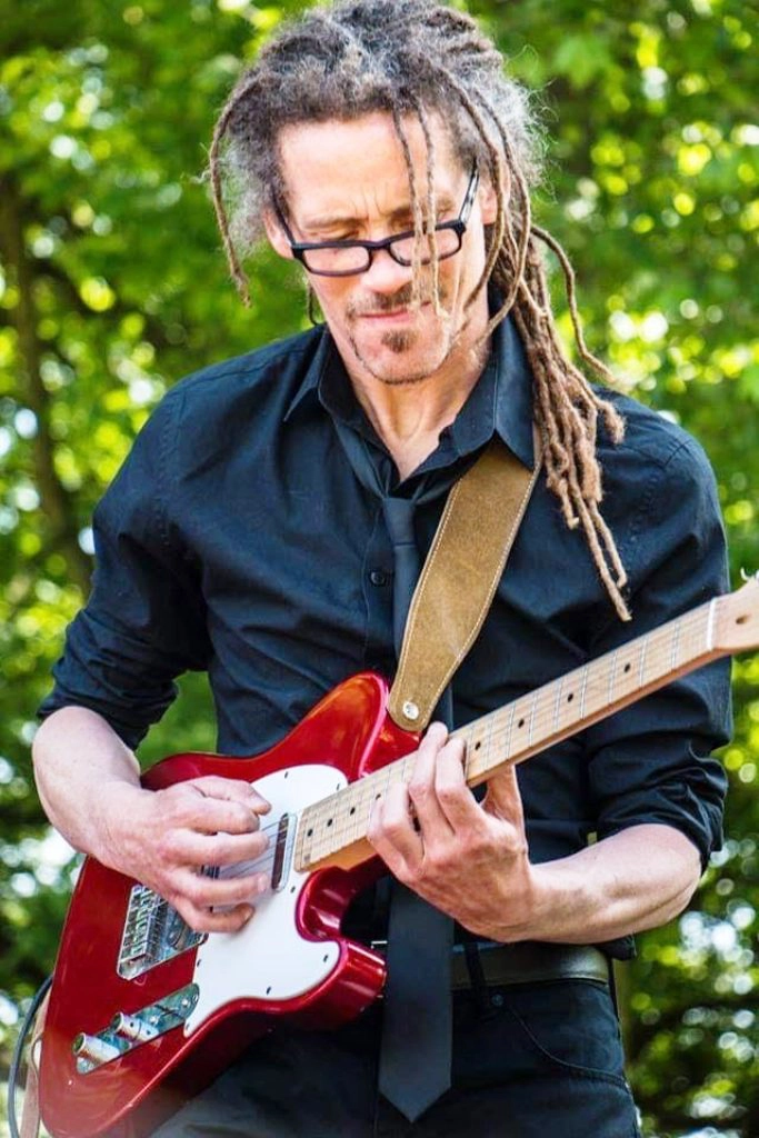 musicien-pour-karaoke-live-guitare.jpg